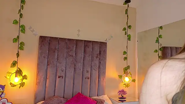 Dahlia Rousse online show from 12, 2, 2026