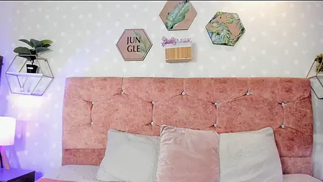 Snapshot of Elise-Leyton chatting on 9, 3, 2025 Elise-Leyton online show from 9, 3, 2025