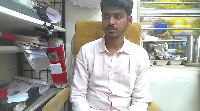 cute modell online show from 3, 3, 2025