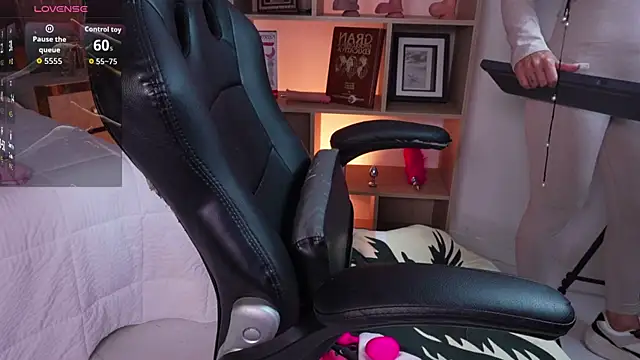 CleeoAdams  online show from 29, 3, 2026