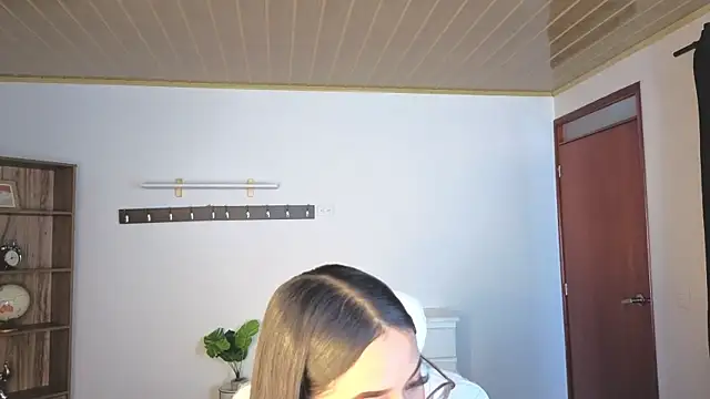 Renaxi Smith online show from 15, 4, 2026