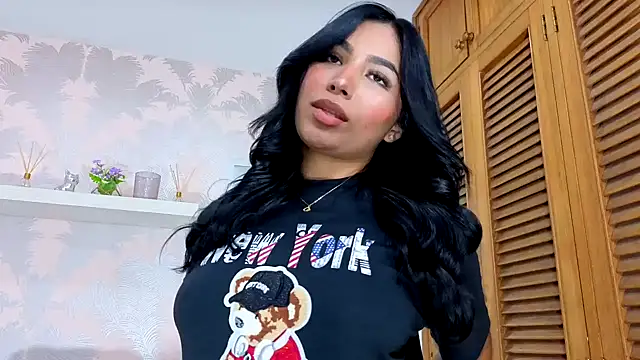 Snapshot of CharlotteGraay chatting on 14, 11, 2025 CharlotteGraay online show from 14, 11, 2025