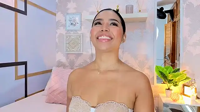 Snapshot of CharlotteGraay chatting on 18, 11, 2025 CharlotteGraay online show from 18, 11, 2025