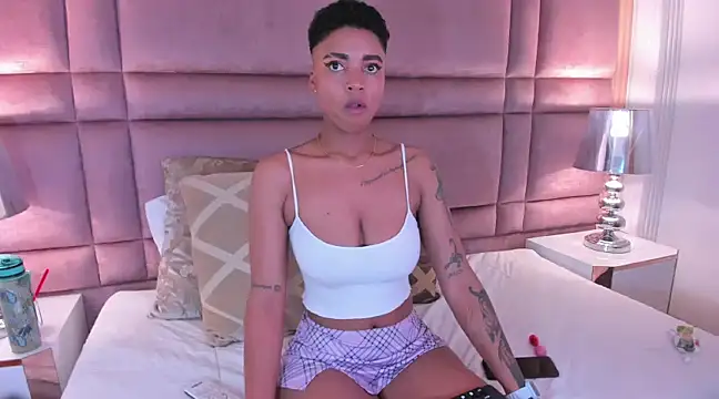 LuciaWallace online show from 18, 2, 2025