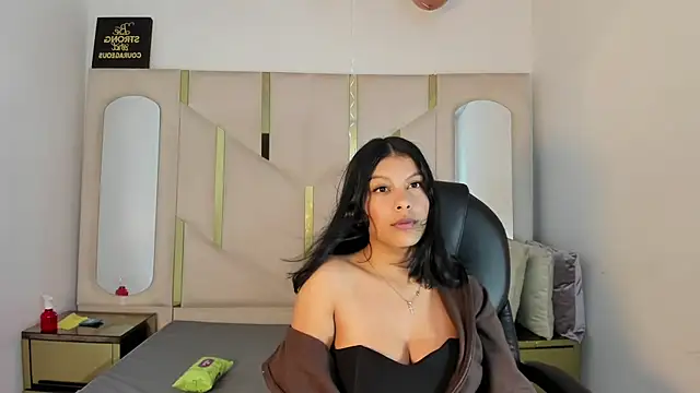 Salmaportman69 online show from 4, 2, 2026