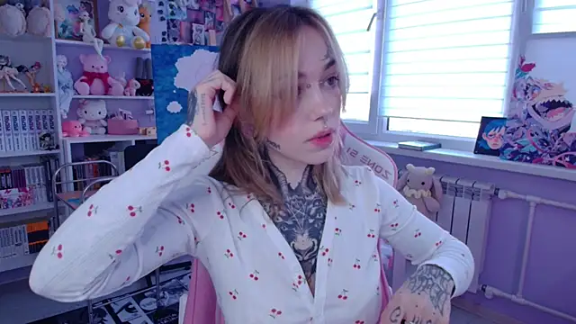 Snapshot of Catharsisi chatting on 1, 10, 2025 Catharsisi online show from 1, 10, 2025