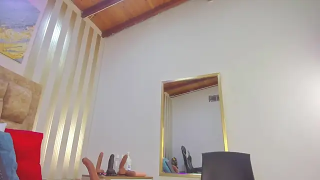 Snapshot of avis_lara chatting on 6, 11, 2025 avis lara online show from 6, 11, 2025