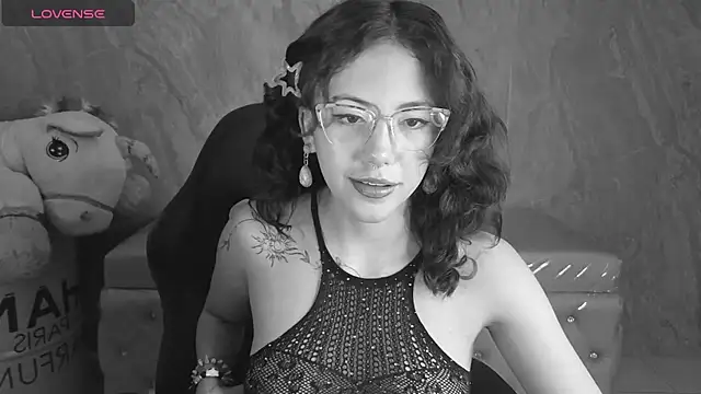 Snapshot of zoe_ch_ chatting on 8, 7, 2026 zoe ch online show from 8, 7, 2026