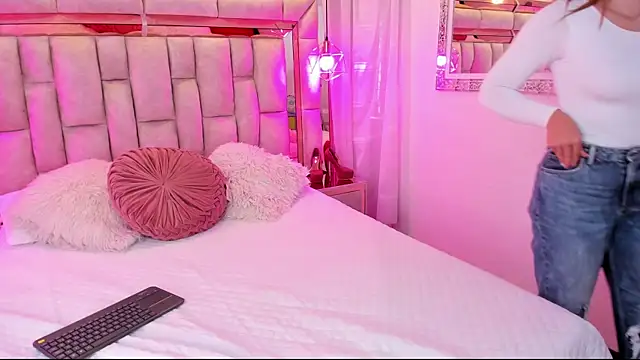 Katalina Evans online show from 6, 11, 2025