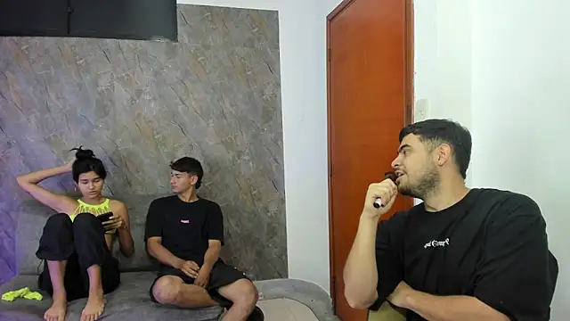 Snapshot of blueroom_party chatting on 8, 3, 2025 blueroom party online show from 8, 3, 2025