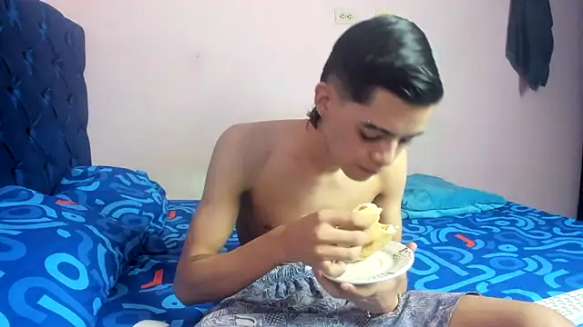 Snapshot of Latinos_2001 chatting on 2, 2, 2026 Latinos 2001 online show from 2, 2, 2026