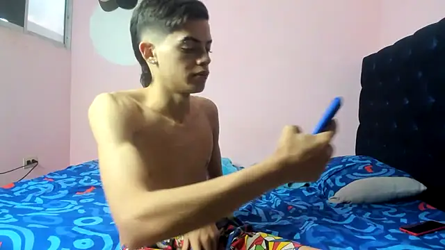 Snapshot of Latinos_2001 chatting on 12, 3, 2026 Latinos 2001 online show from 12, 3, 2026