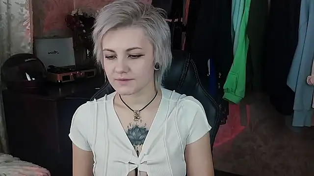 Snapshot of EvaBrownie chatting on 2, 2, 2025 EvaBrownie online show from 2, 2, 2025