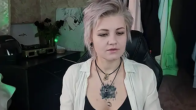 Snapshot of EvaBrownie chatting on 4, 2, 2025 EvaBrownie online show from 4, 2, 2025