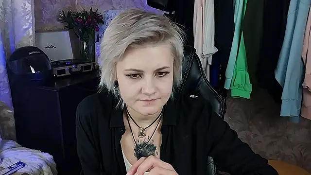 Snapshot of EvaBrownie chatting on 5, 2, 2025 EvaBrownie online show from 5, 2, 2025