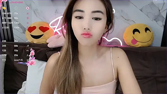 lilulileee online show from 17, 2, 2025