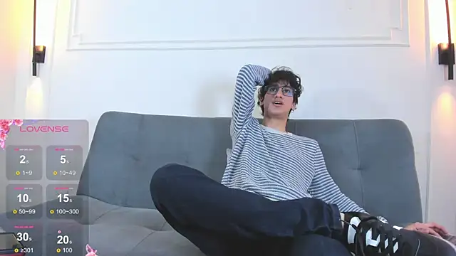 Snapshot of Cum_hunters chatting on 9, 7, 2026 Cum hunters online show from 9, 7, 2026