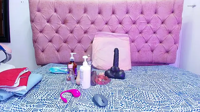 Auroraa miller online show from 2, 10, 2025