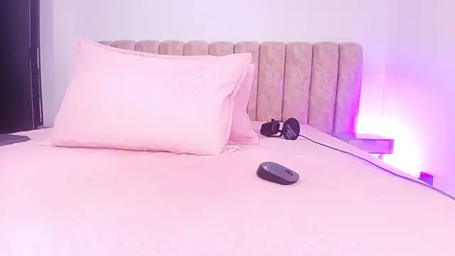 Auroraa miller online show from 14, 11, 2025