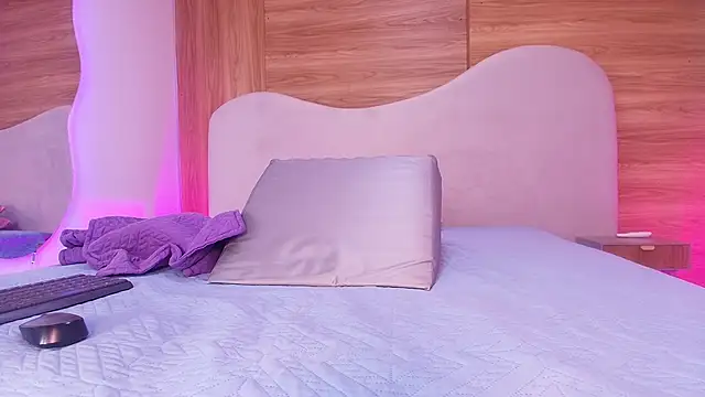 Auroraa miller online show from 25, 3, 2026