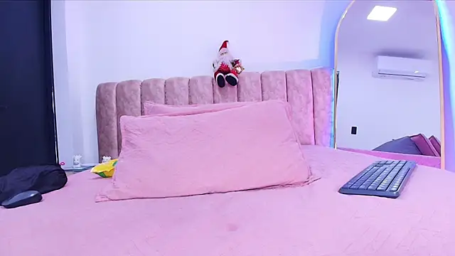 Auroraa miller online show from 21, 12, 2025