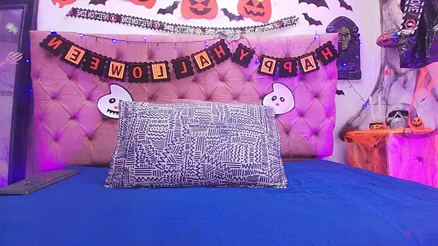 Auroraa miller online show from 22, 10, 2025