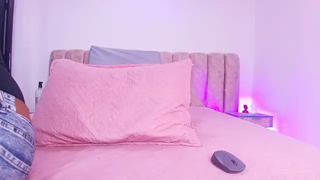 Auroraa miller online show from 29, 11, 2025