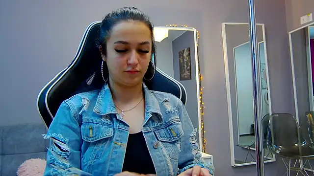 Eva Lovvia  online show from 4, 3, 2025