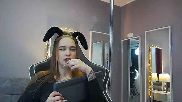 Eva Lovvia  online show from 24, 1, 2025