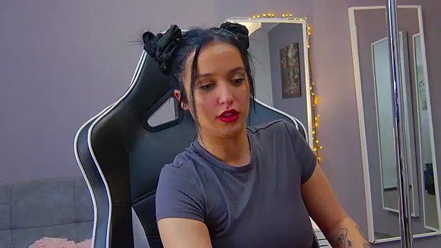 Eva Lovvia  online show from 3, 2, 2025