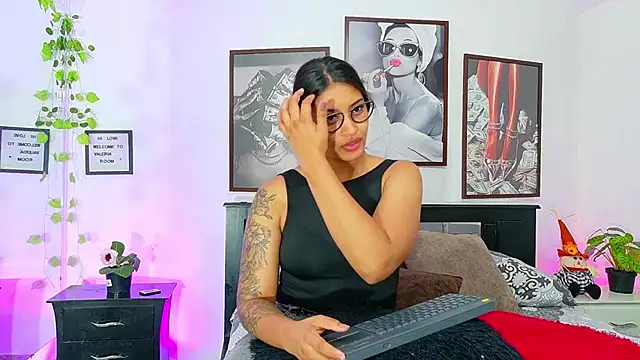 loretahorny online show from 27, 2, 2026