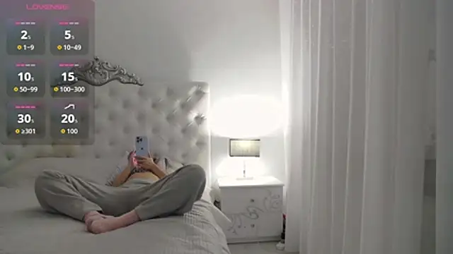 Snapshot of AlysiaBright chatting on 26, 2, 2026 AlysiaBright online show from 26, 2, 2026