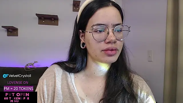 Snapshot of crystalll_room chatting on 26, 10, 2025 crystalll room online show from 26, 10, 2025