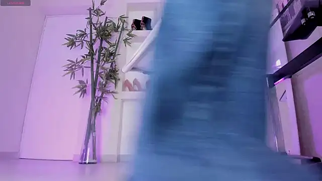 hannah howeell   online show from 23, 10, 2025