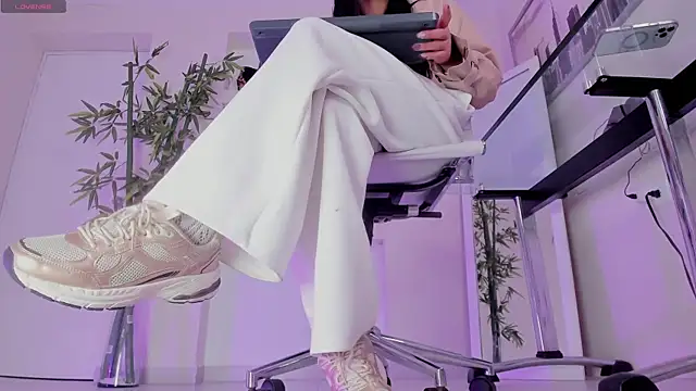 hannah howeell   online show from 4, 11, 2025