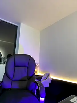 Snapshot of Michell_sr chatting on 11, 10, 2025 Michell sr online show from 11, 10, 2025