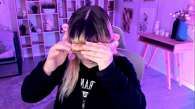 DiaAngell online show from 8, 11, 2025