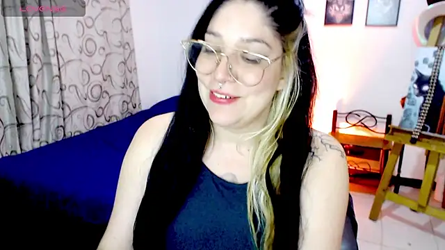 Snapshot of sharonnleon chatting on 28, 11, 2025 sharonnleon online show from 28, 11, 2025