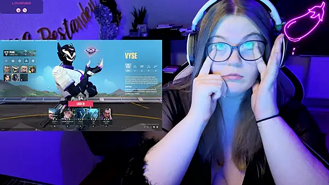 Snapshot of EveBaker04 chatting on 21, 10, 2025 EveBaker04 online show from 21, 10, 2025