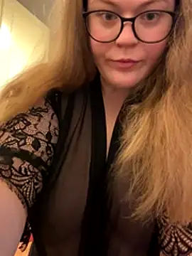 Snapshot of EveBaker04 chatting on 4, 11, 2025 EveBaker04 online show from 4, 11, 2025