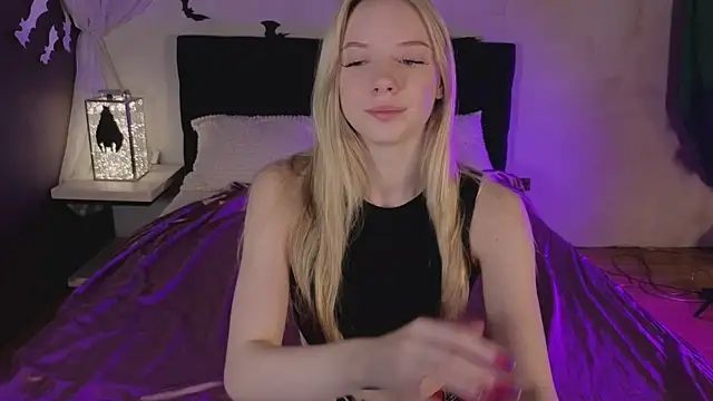 Snapshot of katt__y chatting on 4, 11, 2025 katt y online show from 4, 11, 2025