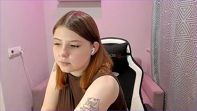 sophie mooreee online show from 19, 11, 2025