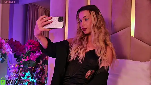 Snapshot of MaeveDream chatting on 22, 10, 2025 MaeveDream online show from 22, 10, 2025