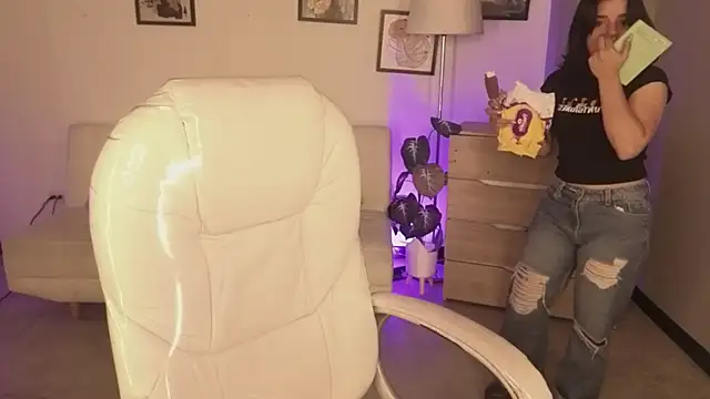 Nicole Foxx  online show from 2, 12, 2025