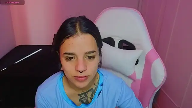 Snapshot of Nicole_Foxx_ chatting on 4, 6, 2026 Nicole Foxx online show from 4, 6, 2026