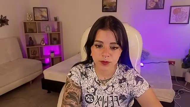 Nicole Foxx  online show from 22, 10, 2025