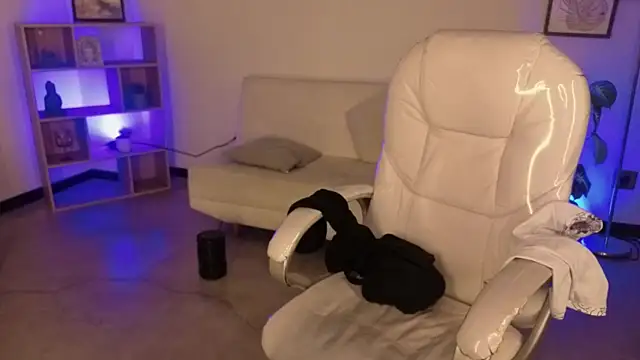 Nicole Foxx  online show from 28, 11, 2025