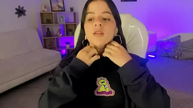 Nicole Foxx  online show from 15, 10, 2025