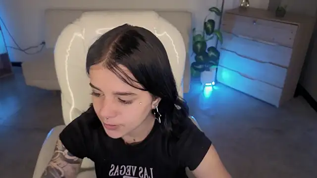 Nicole Foxx  online show from 19, 12, 2025