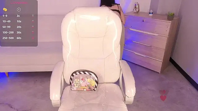 Nicole Foxx  online show from 10, 4, 2026